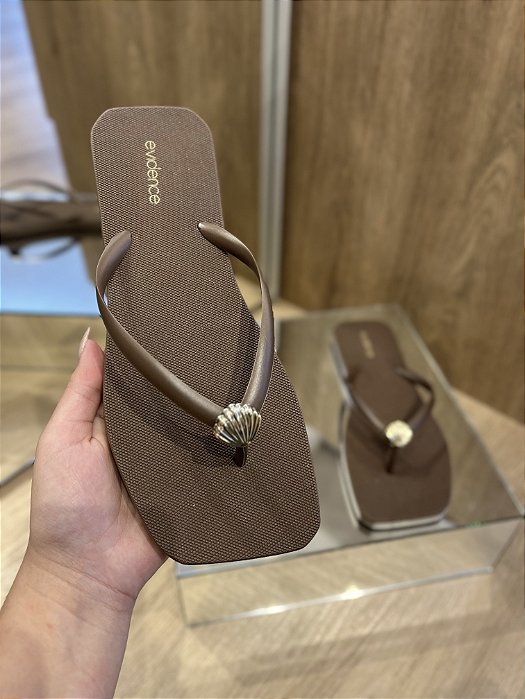 Chinelo Marrom Detalhe Concha Dourado Evidence