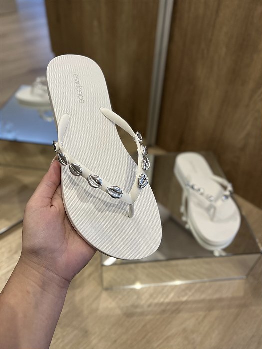 Chinelo Branco Detalhe Búzios Prata Evidence