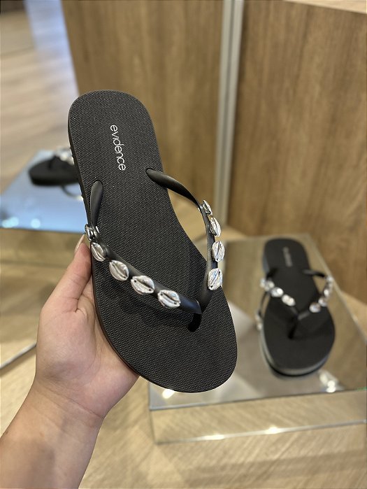 Chinelo Preto Detalhe Búzios Prata Evidence