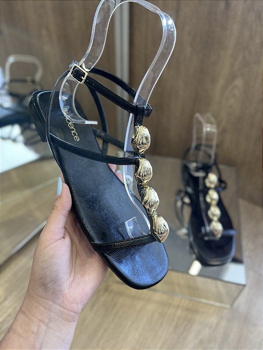 Sandália Rasteira Preta Com Aplicações Douradas Kendal