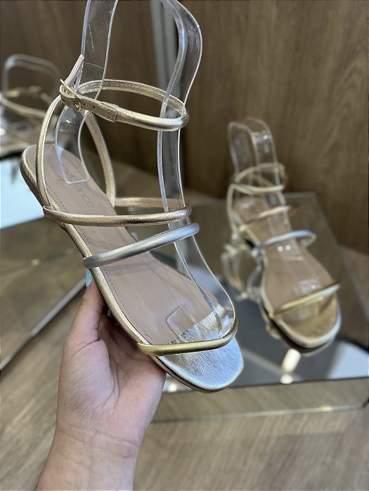Rasteira Dourada Minimalista Com Tiras Prata e Bronze Belle