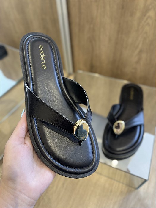 Rasteira Preta Em Couro Com Detalhe Dourado Renata