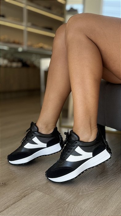 Tênis Em Couro Preto Com Detalhe Branco Vitória