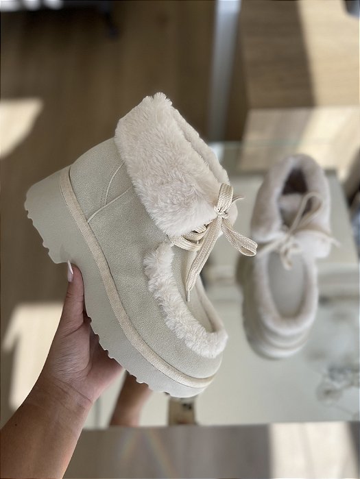Bota Off White De Pelos Com Cadarço Dani