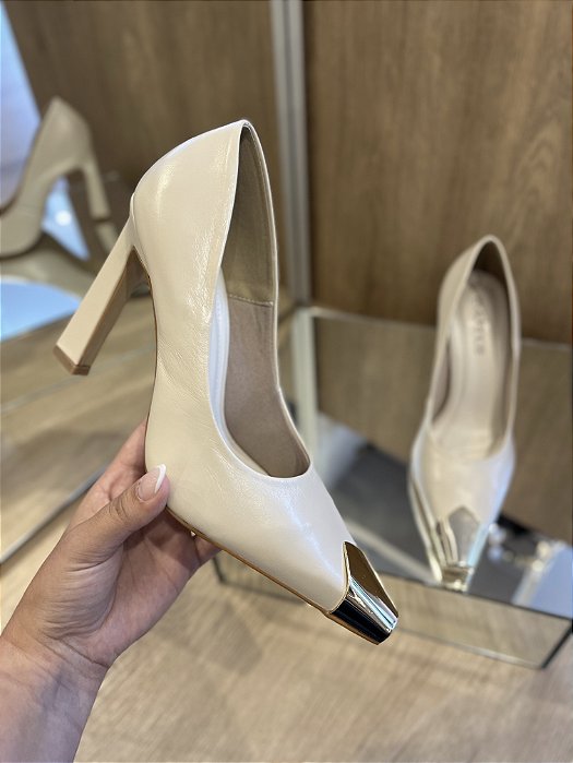 Scarpin Off White Em Couro Com Biqueira Dourada Emmy