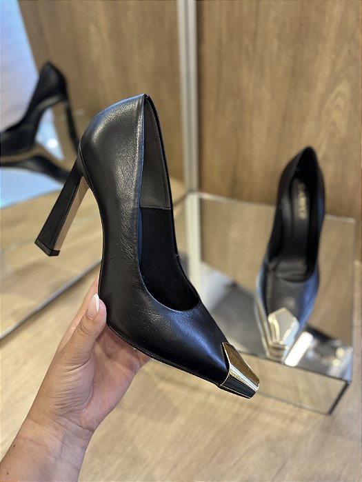 Scarpin Preto Em Couro Com Biqueira Dourada Emmy