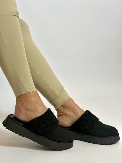 Clog Preta Com Pelos Tamy