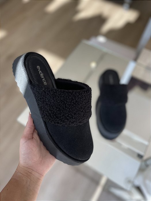 Clog Preta Com Pelos Tamy