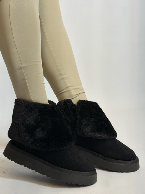 Bota Preta Com Capa De Pelos Rafaela