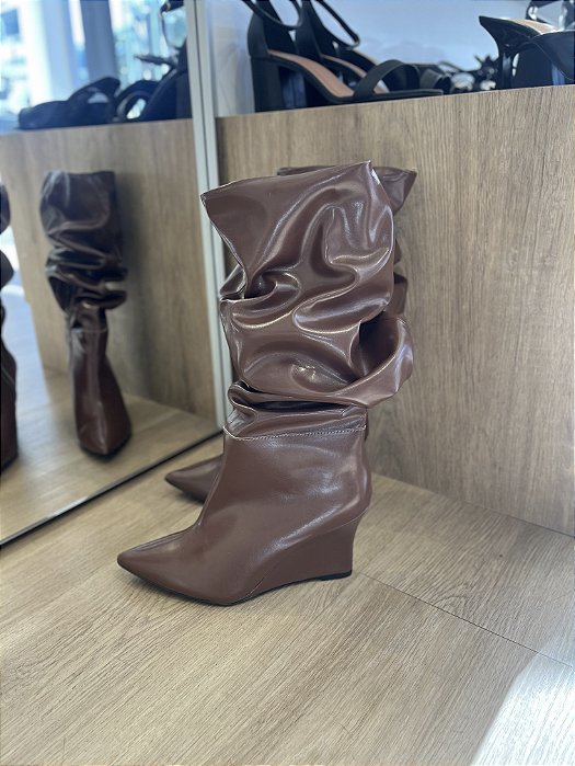 Bota Marrom Cano Slouch Salto Anabela Cano Médio Raiana