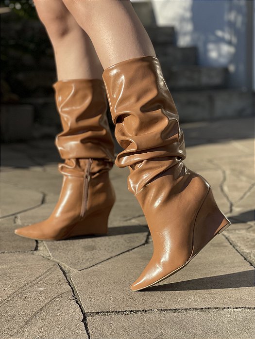 Bota Caramelo Cano Slouch Salto Anabela Cano Médio Raiana
