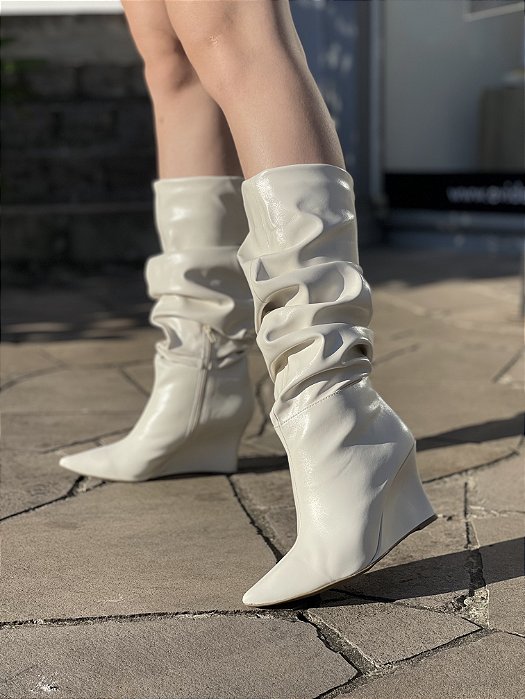 Bota Off White Cano Slouch Salto Anabela Cano Médio Raiana