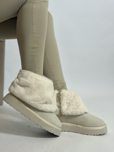 Bota Off White Com Capa De Pelos Rafaela