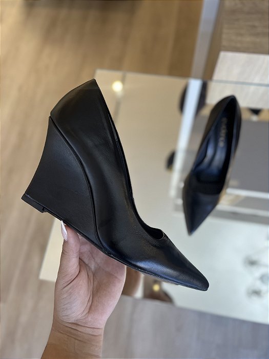 Scarpin Preto Em Couro Salto Anabela Lara