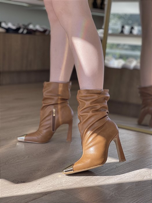 Bota Slouch Caramelo Com Biqueira Dourada Jé