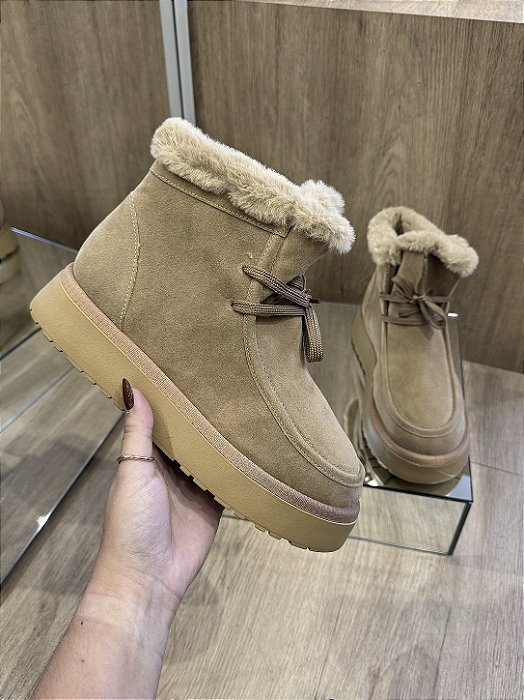 Bota Bege Com Detalhe De Pelos Com Cadarço Lisi