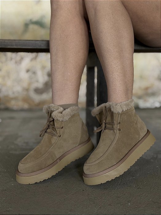 Bota Bege Com Detalhe De Pelos Com Cadarço Lisi