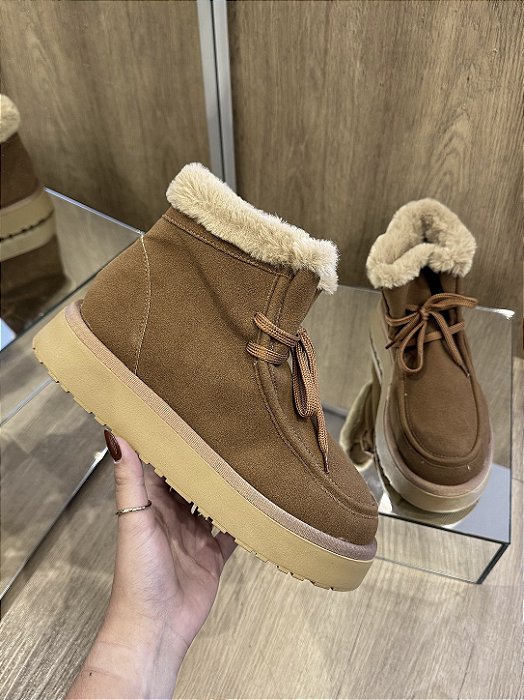Bota Caramelo Com Detalhe De Pelos Com Cadarço Lisi