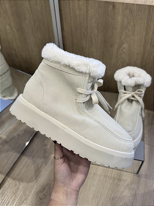 Bota Off White Com Detalhe De Pelos Com Cadarço Lisi