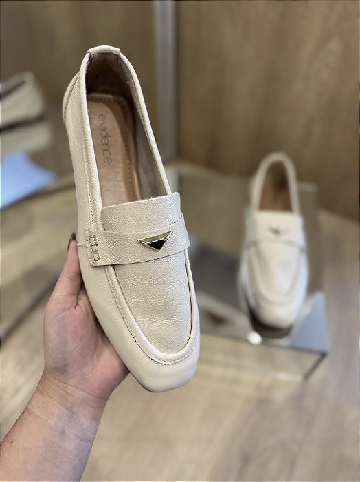 Mocassim em Couro Off White Bethy