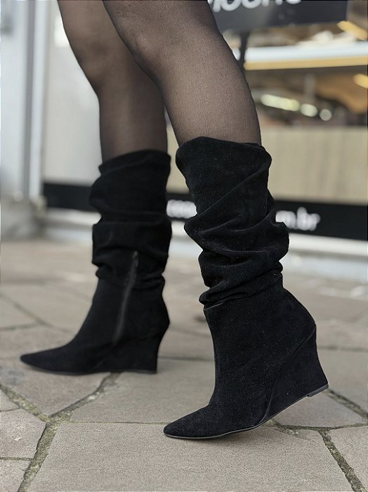 Bota Preta Cano Slouch Salto Anabela Camurça Raiana