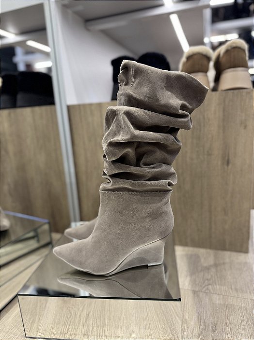 Bota Taupe Cano Slouch Salto Anabela Camurça Raiana