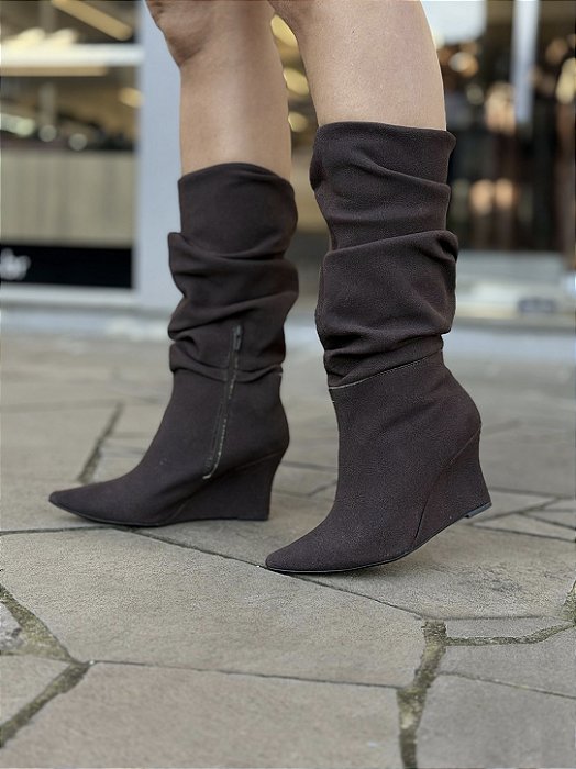 Bota Marrom Cano Slouch Salto Anabela Camurça Raiana