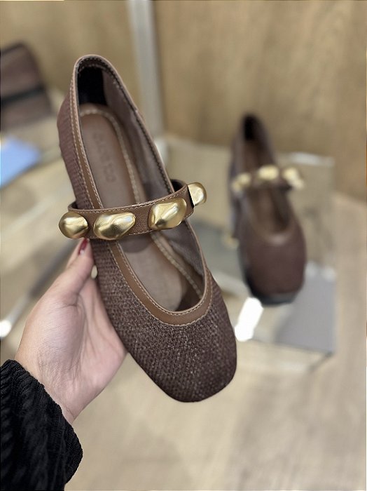 Sapatilha Marrom De Tela Com Aplicações Dourada Franci