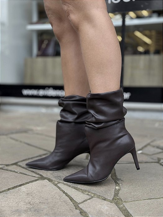 Bota Marrom Cano Curto Slouch Salto Fino Silvia