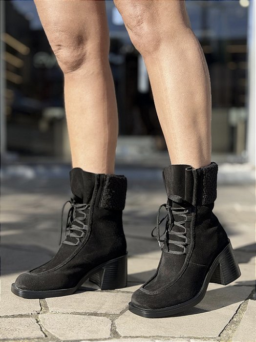 Bota Coturno Preto Em Couro Camurça Com Pelos Paola