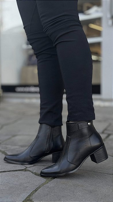 Bota Couro Preta Com Aplicação Cléo