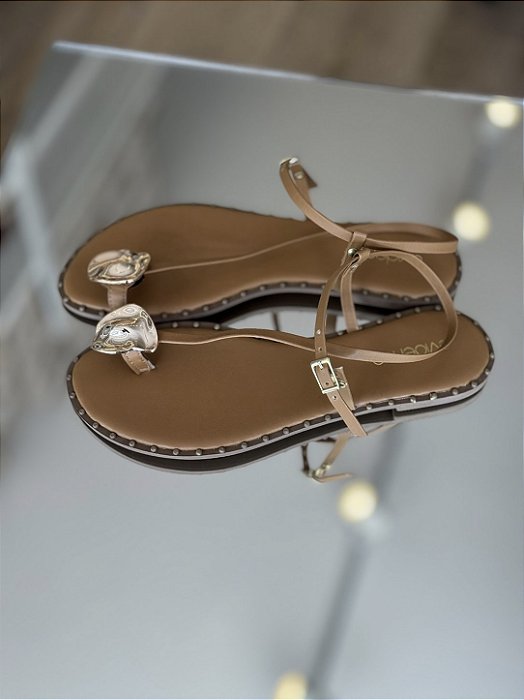 Rasteira Caramelo Com Detalhe Dourado Maya