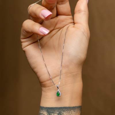Colar Prata 925 Rodinado com Pingente Pedra Verde Esmeralda com Zircônias em Volta