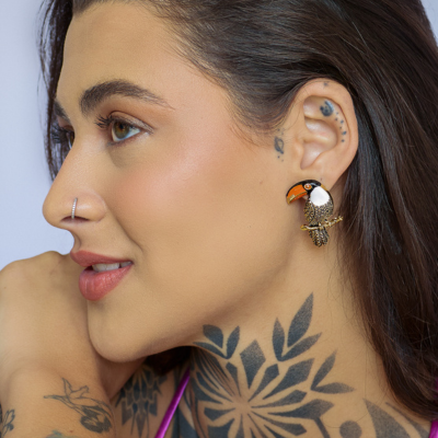 Brinco Banhado Tucano Resinado