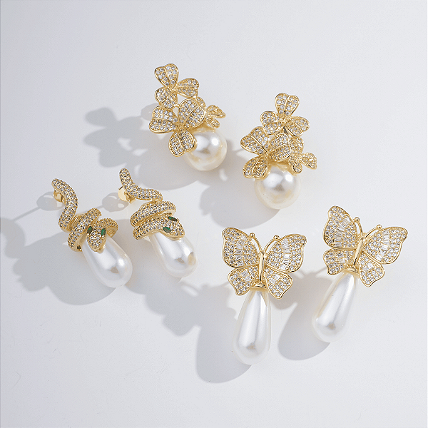 Brinco Banhado Flores Cravejadas com Pérola Redonda