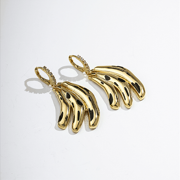 Argola Banhada Click com Zircônias e Pingente de Banana Dourada