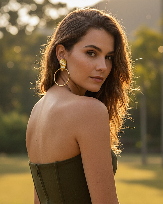 Brinco Banhado com Base de Chapa Orgânica e Aro Tubo Grosso Vazado