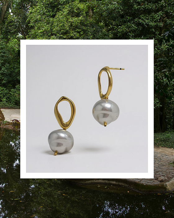 Brinco Banhado com Pérola Barroca e Aro Orgânico Vazado Liso