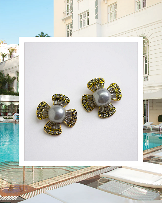 Brinco Banhado com Flor de Quatro Pétalas em Zircônia e Pérola