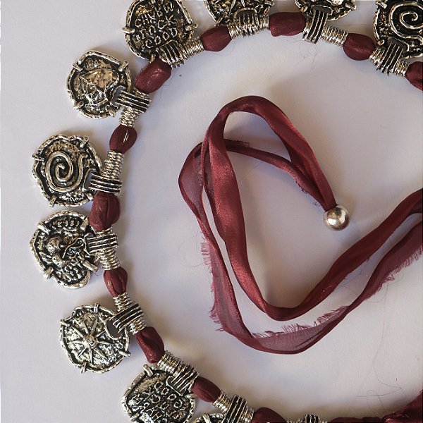COLAR DE TECIDO BORDO COM MEDALHAS PRATEADAS