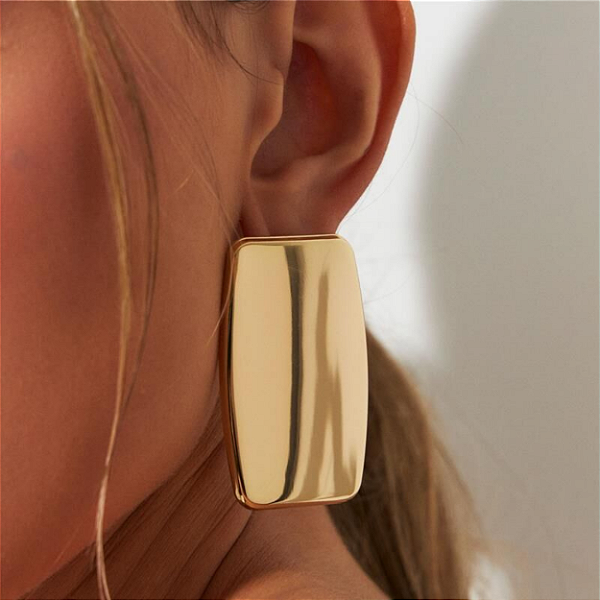 BRINCO GRANDE LISO RETANGULAR CURVO DOURADO