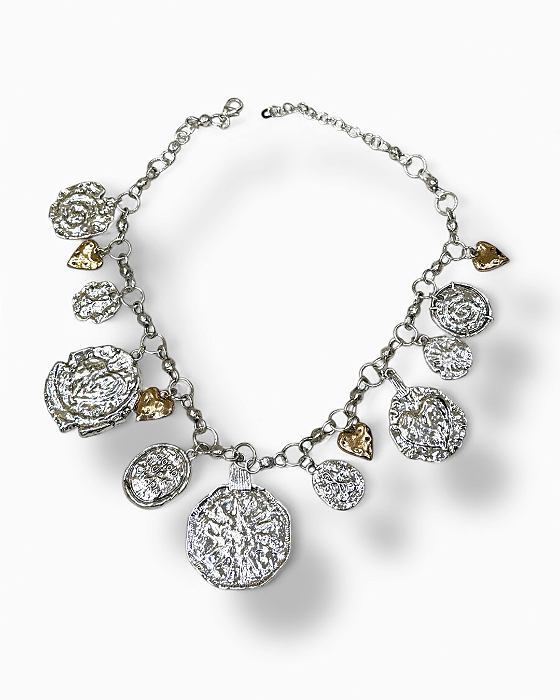 COLAR PRATEADO CORRENTE COM MEDALHAS E CORAÇÕES