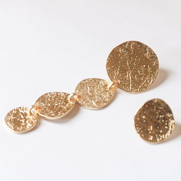 BRINCO ASSIMETRICO MEDALHAS FOSCO TEXTURIZADO DOURADO