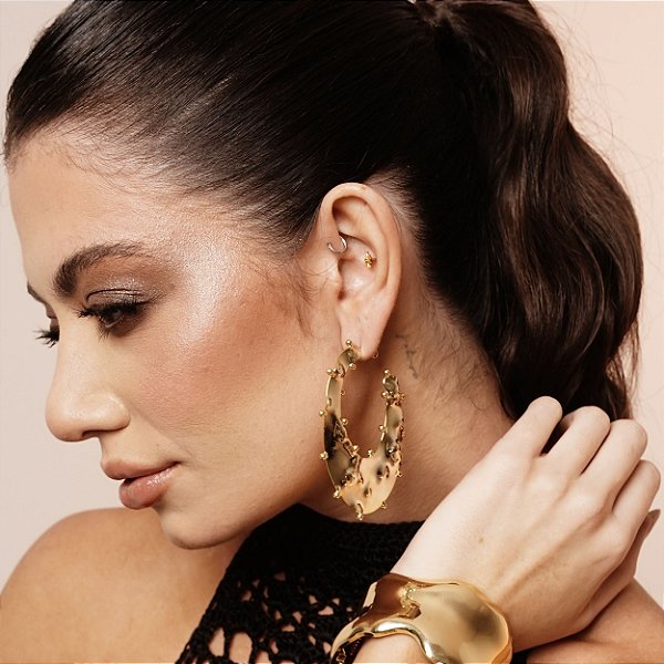 ARGOLA AMASSADA BOLINHAS LATERAL DOURADO