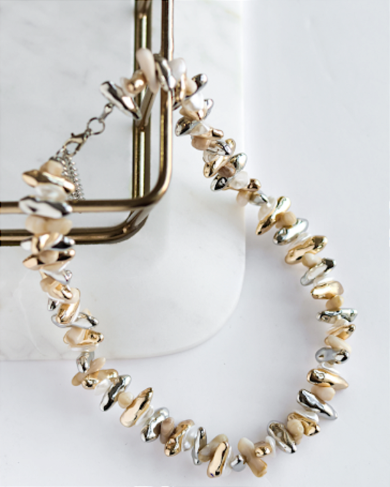 COLAR CASCALHOS DE RESINA MIX C/ OFF WHITE