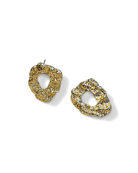 BRINCO OVAL VAZADO ORGANICO TEXTURIZADO DOURADO
