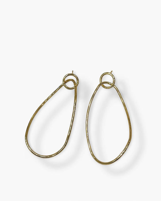 BRINCO PENDULO VAZADO OVAL CURVO LISO DOURADO