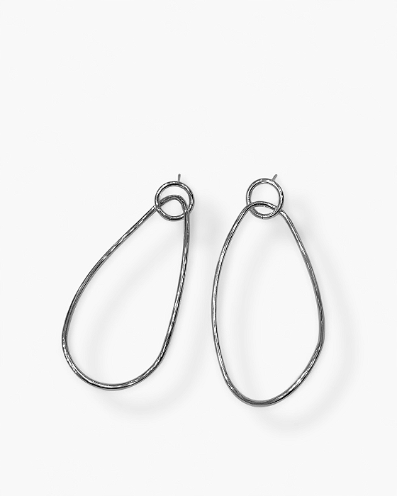 BRINCO PENDULO VAZADO OVAL CURVO LISO PRATEADO