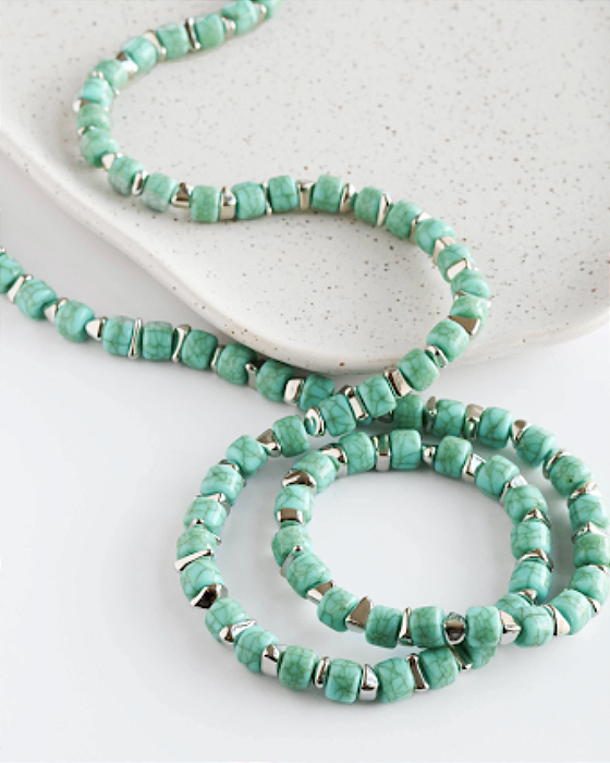 COLAR LONGO RESINA TURQUESA COM DETALHE PRATEADO