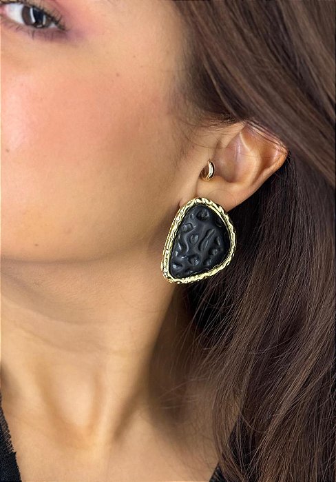 BRINCO GRANDE TRIANGULAR TRABALHADO RESINA PRETO C/ DOURADO